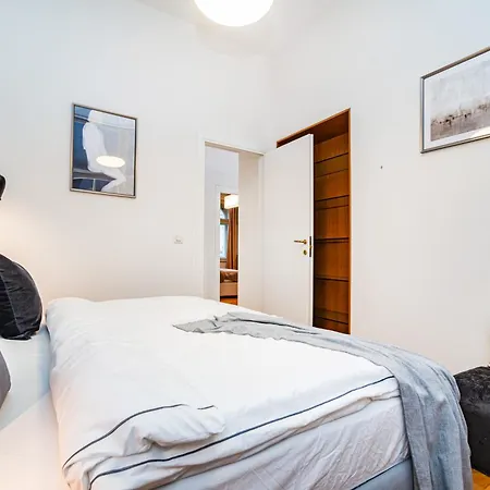 Large And Stylish In 아파트 프라하